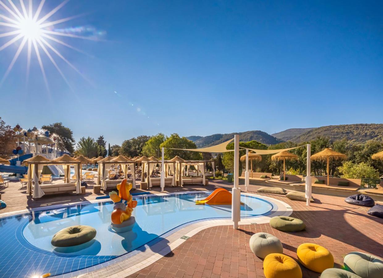 Valamar Amicor Resort Stari Grad  Buitenkant foto