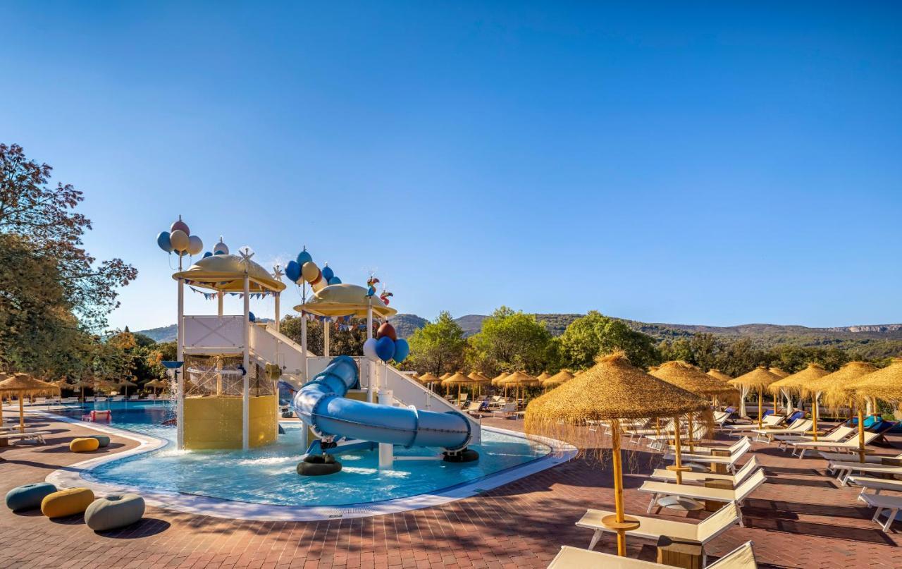 Valamar Amicor Resort Stari Grad  Buitenkant foto