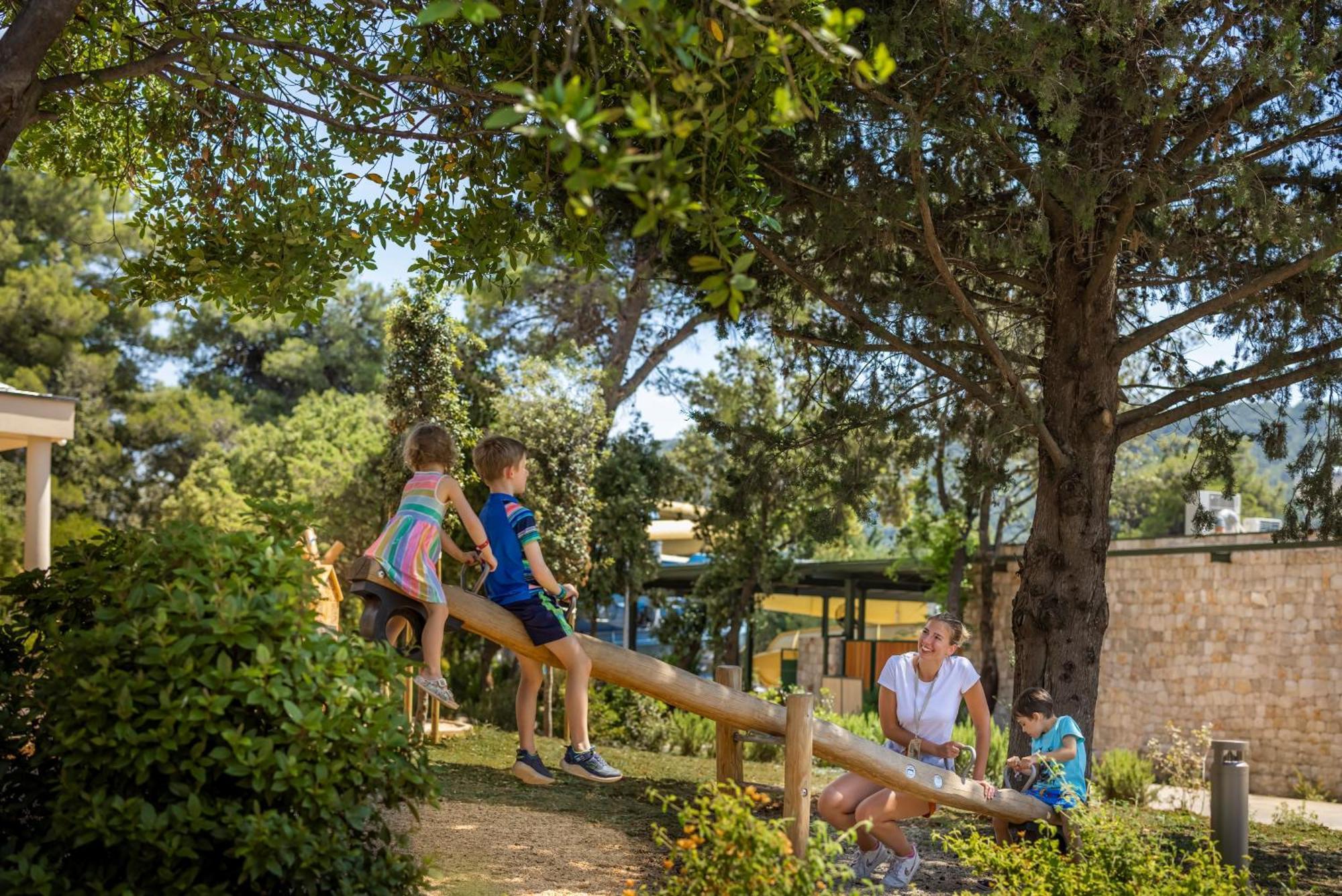 Valamar Amicor Resort Stari Grad  Buitenkant foto